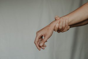 Dolor en muñecas por limpiar la casa